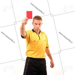تصویر داور فوتبال دادن کارت قرمز و اخراج بازیکن