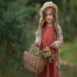 تصویر دختر بچه سبد گل به دست