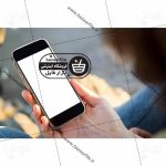 تصویر دست دختر جوان و نگه داشتن موبایل