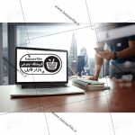 تصویر پس زمینه لپ تاپ باز روی میز