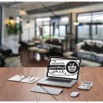 تصویر پس زمینه لپ تاپ روی میز کار